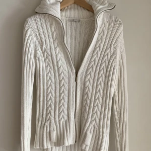 Tröja  - Super skön stickad tröja, perfekt att slänga över på en sval sommar kväll! 🌞🫶🏼