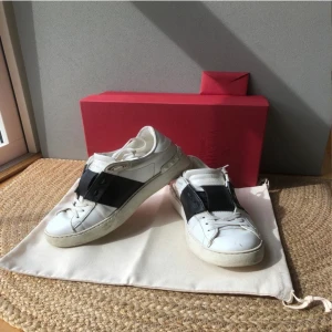 Valetino skor  - Säljer mina valentino skor som ser exat likadana ut som på bilden, skriv för egna bilder. Köpte de förra vintern säljs för jag vill köpa nya, äktahets bevis följer med. OBS TRYCK EJ PÅ KÖP DIREKT 