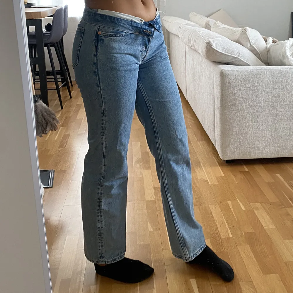 Slutsålda jeans från Weekday, tyvärr lite korta på mig. . Jeans & Byxor.