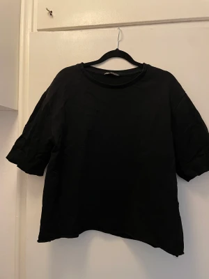Svart T-shirt  - Lite ”längre” tshirt ärmar. Superfin modell och bra tyg. Använd fåtal gånger. 