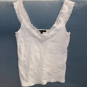 Linne - Säljer denna spets v-ringad linne