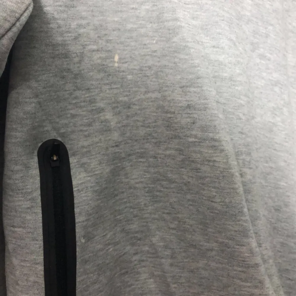 Väldigt fin Nike hoodie som är i ganska gott skick men har några få fläckar som inte syns så mycket. . Hoodies.