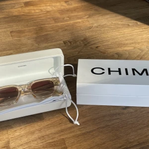 Helt nya Chimi 04 Ecru glasögon! - Glasögonen är nästan helt nya och är helt oanvända på grund av att jag tyckte att de inte riktigt passade på mig. Dom är i helt perfekt skick och nästan helt o rörda därav priset. Dessutom perfekt till sommaren! Nypris: 1250kr