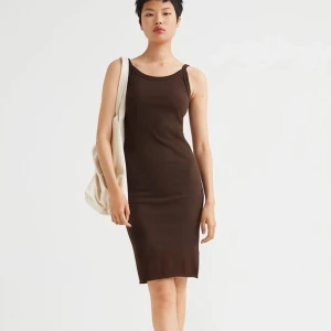 Klänning - Brun klänning från hm. Superskön! Nyskick, endast använd en gång! XS