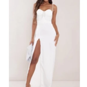 Student kläning  - En jätte fin kläning från PLT, i stolek 12 alltså en M. Klänningen är så fin men jag personligen har hittat en annan kläning jag vill ha mer på min student mottagning än denna. Jag köpte den för 450 kr