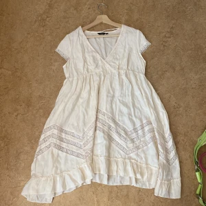 Vit känning - Litet hål på sidan men kan lätt sys ihop