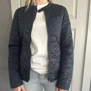 G-star raw jacka - Blå vårjacka från G-star raw i S.  Använd ett fåtal gånger