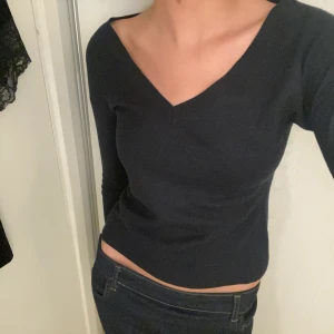 Mörkblå ull tröja  - Jättefin mörkblå tunn ull tröja med v-ringning i storlek Xs. Bra skick 💙