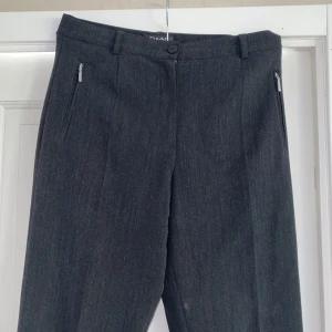 Kostymbyxor  - Säljer ett par skit snygga raka kostymbyxor. Tyvärr lite för stora för mig. Storlek 40 från D&N de raad 