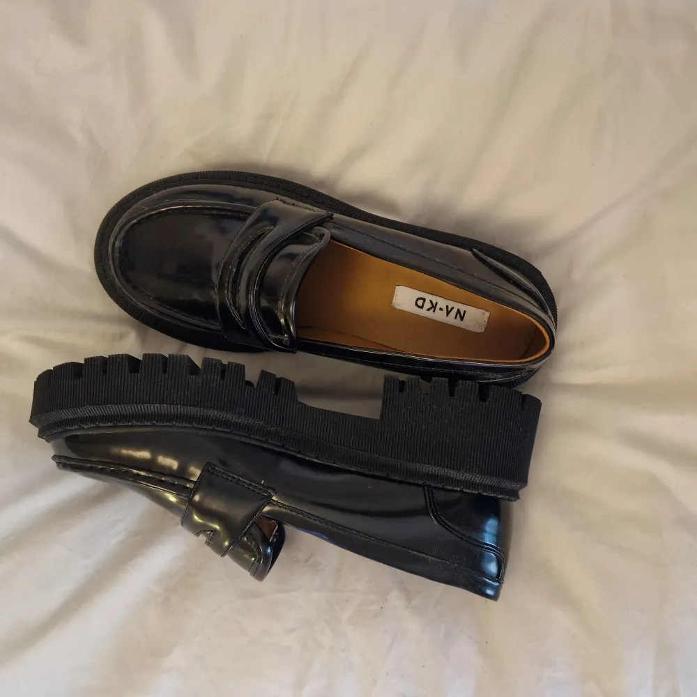 Säljer dessa snygga (helt nya) loafers från NAKD, endast testade hemma.   Nypris: 699kr  Storlek stämmer, passar mig som är 36.  Finna att hämta i Vasastan, Stockholm. Eller skickas mot fraktkostnad.   https://www.na-kd.com/sv/produkter/chunky-retro-loafe. Skor.