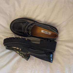 Säljer dessa snygga (helt nya) loafers från NAKD, endast testade hemma.   Nypris: 699kr  Storlek stämmer, passar mig som är 36.  Finna att hämta i Vasastan, Stockholm. Eller skickas mot fraktkostnad.   https://www.na-kd.com/sv/produkter/chunky-retro-loafe