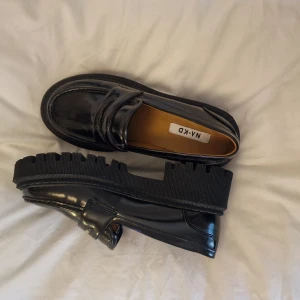 Loafers från NAKD  - Säljer dessa snygga (helt nya) loafers från NAKD, endast testade hemma.   Nypris: 699kr  Storlek stämmer, passar mig som är 36.  Finna att hämta i Vasastan, Stockholm. Eller skickas mot fraktkostnad.   https://www.na-kd.com/sv/produkter/chunky-retro-loafe