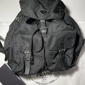 Medium Re-Nylon backpack  Leather 100%, Recycled Nylon 100% Nyskick använts 2grg Original förpackning med 
