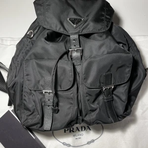 Prada Nylon backpack - Medium Re-Nylon backpack  Leather 100%, Recycled Nylon 100% Nyskick använts 2grg Original förpackning med 