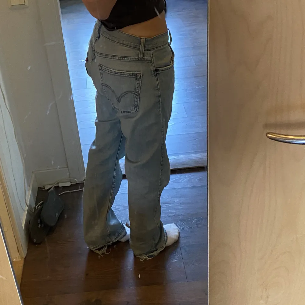 Ljusblå Levis jeans i modellen SLIM STRAIGHT, 514 köpta secondhand. Skulle inte säga att de är slim utan mer straight. Säljer då de blivit för stora för mig. Obs! Defekter förekommer, finns bilder💓😊 skulle även säga att de är mindre i storleken. . Jeans & Byxor.