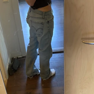 Levis jeans  - Ljusblå Levis jeans i modellen SLIM STRAIGHT, 514 köpta secondhand. Skulle inte säga att de är slim utan mer straight. Säljer då de blivit för stora för mig. Obs! Defekter förekommer, finns bilder💓😊 skulle även säga att de är mindre i storleken. 