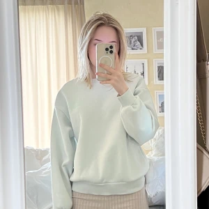 Sweatshirt med tryck - Oanvänd sweatshirt från Gina  Storlek: xs Väldigt ljus grön/korallgrön färg