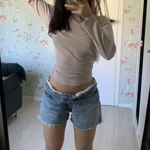 Levis shorts - Ett par såå snygga levis shorts i modell 505 och W32. Sitter stort på mig med xs, uppskattas passa en S/M. 