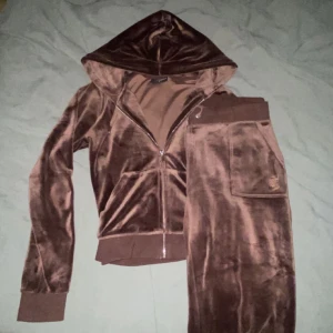 Juicy couture sett  - Säljer mitt bruna juicy sett i färgen ”bitter chocolate”. Vill man köpa delarna separata så kostar koftan 850 och byxan 750!  Byxan är i storlek L, och koftan i M 