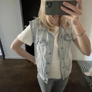 Jeans väst - Säljer min jeansväst jag köpte på plick men tyvärr inte passade mig❤️ kan gå ner i pris! 