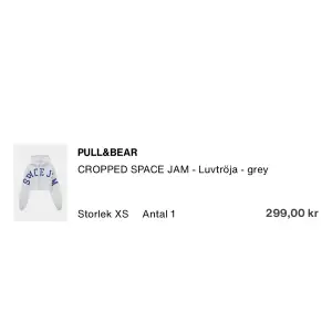 Croppad hoodie från Pull & Bear Aldrig använd Säljes pga kommer ej till användning  Nypris 299kr, säljes för 100kr inkl frakt 🩷