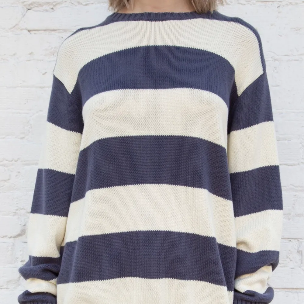 Säljer min Brianna sweater från Brandy Melville då jag inte använder den längre. I fint skick och använd fåtal gånger💗Fler bilder kom privat😊. Stickat.