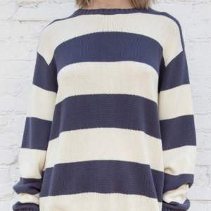 Säljer min Brianna sweater från Brandy Melville då jag inte använder den längre. I fint skick och använd fåtal gånger💗Fler bilder kom privat😊