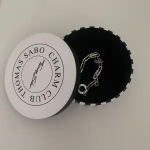 Säljer detta armband från Thomas sabo i den unika kedje modellen, använt fåtal gånger, hör av er vid frågor💖💖
