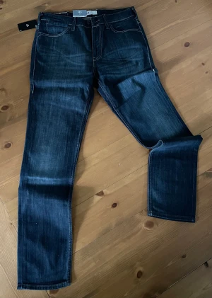 Oanvända Levis med alla taggar kvar - Oanvända Levis med alla lappar/taggar kvar. Har två helt oanvända Levis till försäljning modell 519. W33 L32. Passar både kvinnor och män, unisex. Medelhög midja. 450kr/st