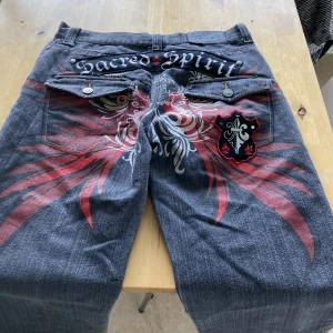 Feta jeans  - Här e ett par riktigt soft jeans, size 32/32 sitter ganska loose o baggy och i allmänt bra skick 🙏🏼 säljer utöver att jag själv inte använder dom så mycket längre 