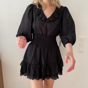 SVART ZARAKLÄNNING - Säljer en svart klänning från Zara i storlek XS som inte säljs längre. Suuuperfin och är stretchig i midjan. Nypris är 559 kr ❤️