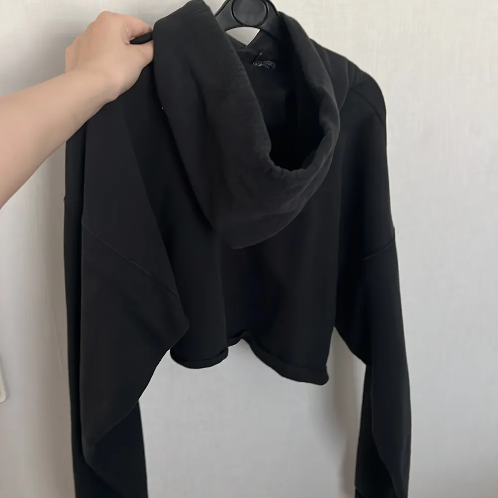 Säljer vidare denna hoodie för den kommer inte t användning, köpt avklippt så den sitter som en magtröja🤍Storlek L men passar M (har sjv storlek m) 200kr inkl frakt!. Hoodies.