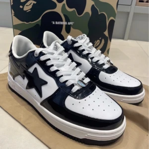 Bapestar  - ❌!LÅDA FÖLJER EJ MED!❌ men påsen gör.  Säljer mina bapestar Low black efter som dom är i fel storlek cond 7/10✅Ny pris 4000kr uk bape store✅