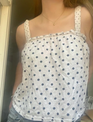 Supersöt zaratopp!! - Jättefin topp i mjukt prickigt tyg! Perfekt nu inför sommaren!