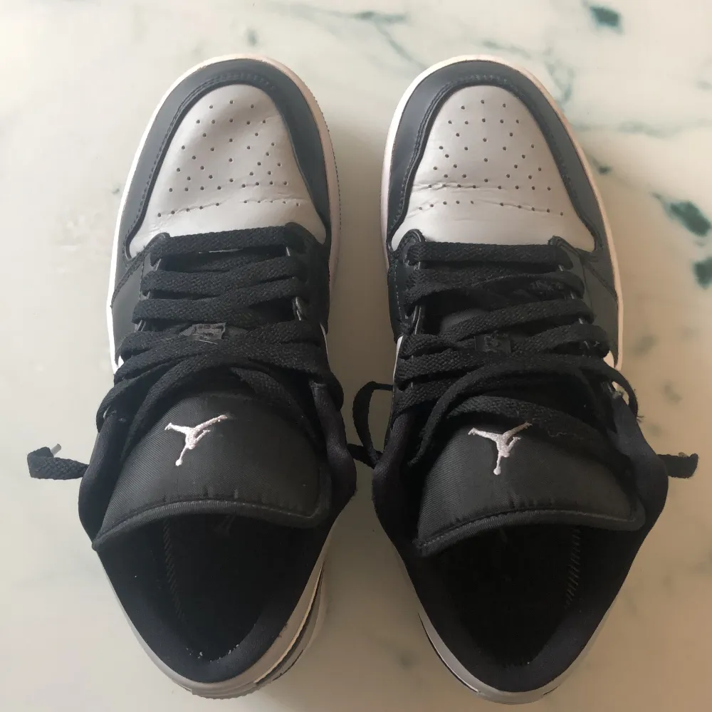 Pris kan diskuteras  Jordan 1 low storlek 41 (original box ingår) skorna köptes på restock och går för 2500-3000kr(Färg) shadow toe Knappt använd och är lite creasade  Fräscha skor utan skador . Skor.