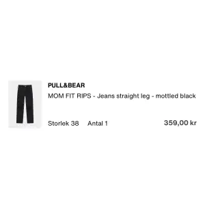 Jeans straight leg svarta med hål Pull & Bear Aldrig använda  Säljes pga förstora i midjan  Nypris 359kr, säljes för 330kr 🩷