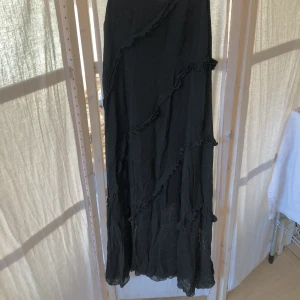 Svart klänning mesh - Svart lång klänning med detaljer i mesh.  Strl M, passar även S. 