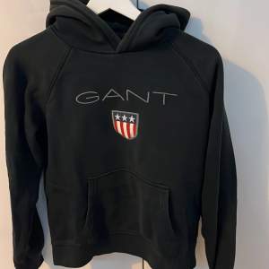 Gant hoodie som använts lite - Skick 8/10. Inga defekter så som hål osv. Säljer pga växt ur den.