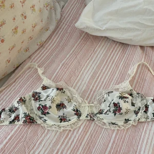 Vintage Bralette! - Säljer denna söta vintage braletten då den inte längre passar. Siden tyg och en hake. Storlek: 80A. Tveka inte att fråga om fler bilder eller något annat! Köparen står för frakt 🚚💗