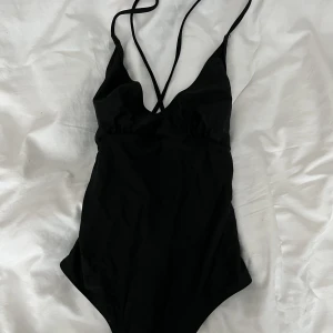Baddräkt  - Jättefin baddräkt som är snygg i ryggen🤩aldrig kommit t användning. Från NAKD, 99kr inkl frakt
