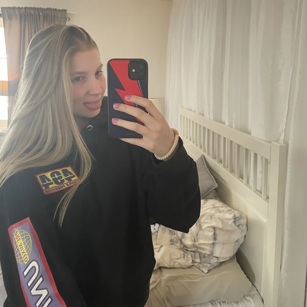 Cool hoodie frĂ„n weekdayđ«¶đ«¶med tryck pĂ„ armen och pĂ„ ryggen! Jag anvĂ€nder vanligtvis XSâ€ïž. Hupparit & Collegepaidat.