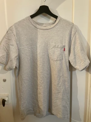 Supreme T-Shirt - Supreme T-Shirt köpt i london 2018, Storlek M. Nypris 1000kr