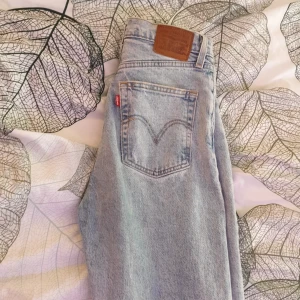 Levi's - Supper sköna levi's straight jeans säger dem då jag inte använder dem längre
