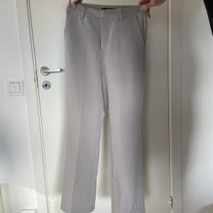 Kostymbyxor - Vilma Petite kostymbyxor från Bikbok🌸 Jättefina och aldrig använda, säljer då de inte kommer till användning. Köpte för 399kr säljer för 100🌸💕