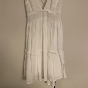 Klänning  - Säljer klänningen jag tänkt ha på studenten då jag hittat en annan som passar bättre.  Nypris 400 (om jag inte minns fel) 