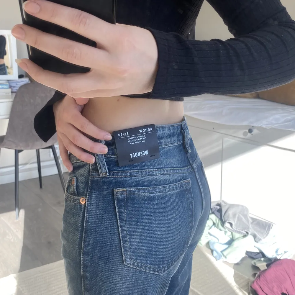 mörka jeans från weekday i modellen ” arrow ” med prislapp kvar. Storleken är 24/30 och passar mig som är ca 162 cm 💙Nypris: 499kr. Jeans & Byxor.