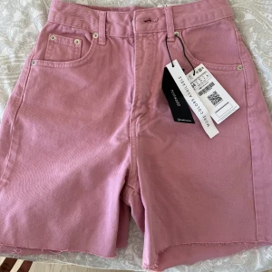Jeans shorts - Rosa shorts som aldrig är använda. Säljs då jag börjat träna och gått upp flera storlekar