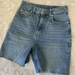 Jeans shorts - Endast testade sedan ja köpte men passar ej mig. Säljs då jag börjat träna och gått upp flera storlekar.