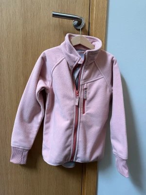 Polarn & pyret fleece / windbreaker stl. 122 - Jättefin vindtät fleece från Polarn & Pyret. Sparsamt använd och i nyskick. 