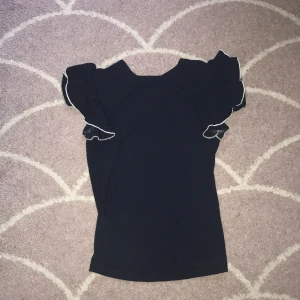 Tröja med volang - Storlek 12-12 år bra skick aldrig använt. Se jätte fin ut på!